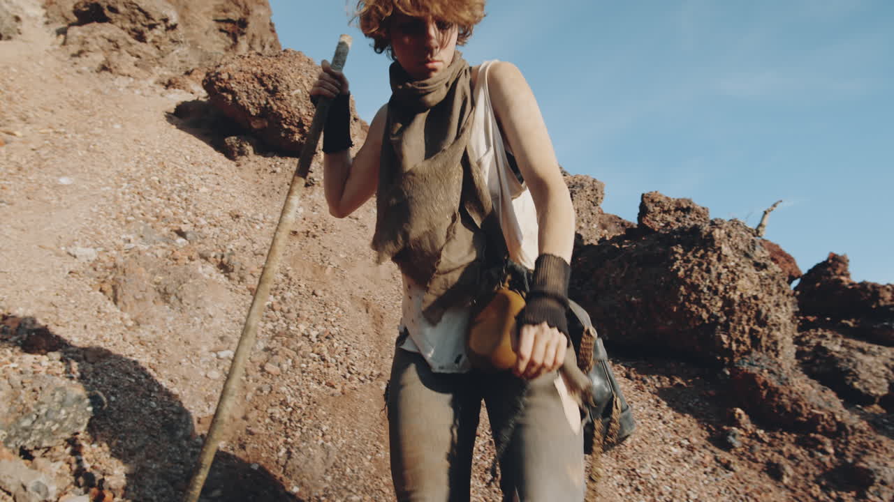 mujer descendiendo escaleo empinado en el mundo post-apocalíptico