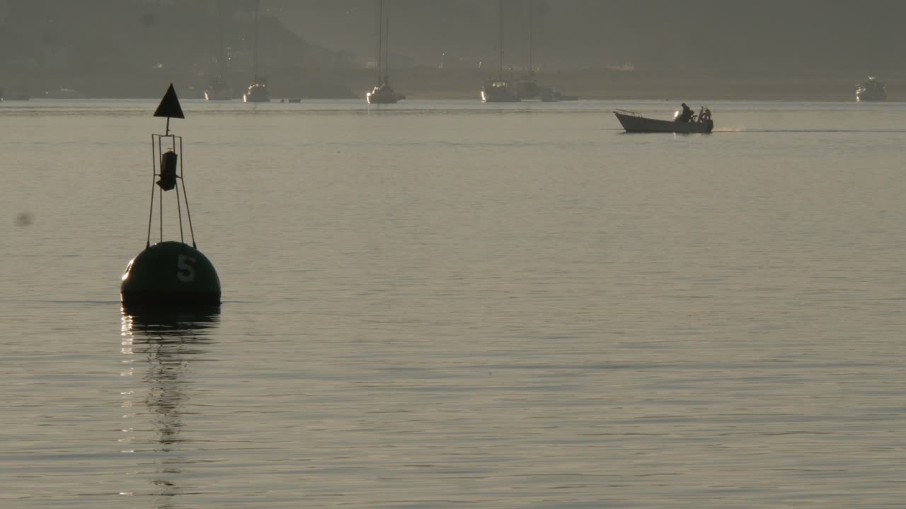 화창한 아침에 강을 건너는 보트, 신호 부표, portimão - algarve