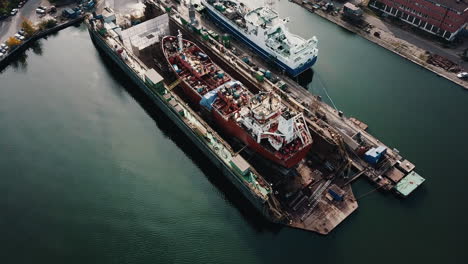 Drohne,-Die-In-Werftdocks-Um-Ein-Großes-Frachtschiff-Herumfliegt-1