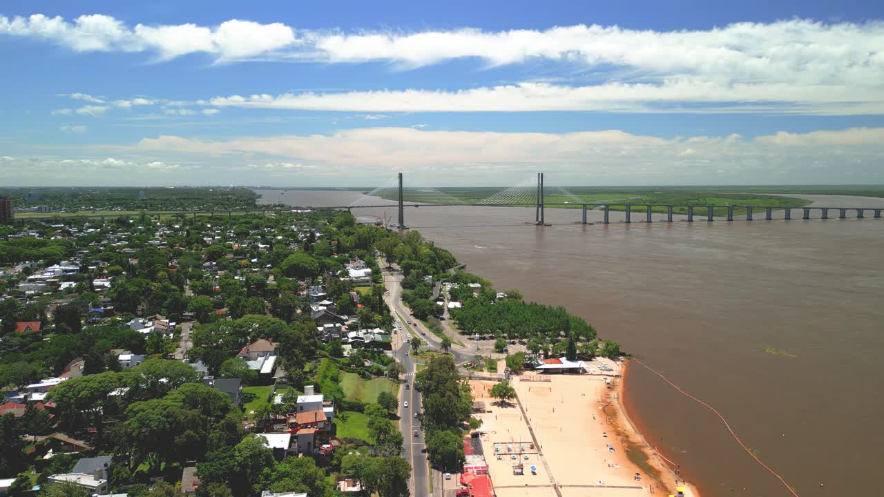 rosario argentina provincia de santa fe imágenes aéreas con drones de la ciudad vistas del río parana la playa de florida con rosario - puente victoria