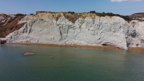 vista aérea de la playa de arcilla con la costa, cefalonia, cefalonia, grecia