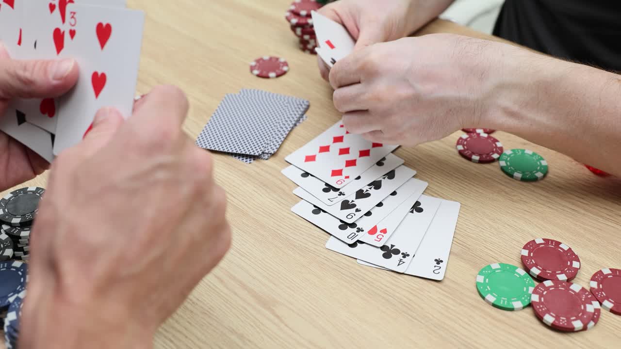 juego de póquer con cartas y fichas