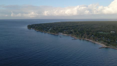 Pristine-Waters-Of-North-Stradbroke-Island-Linked-With-The-Vast-Greenwood-Of-Amity-Point,-Close-By-The-Flying-Fox-Creek-In-Queensland,-Australia