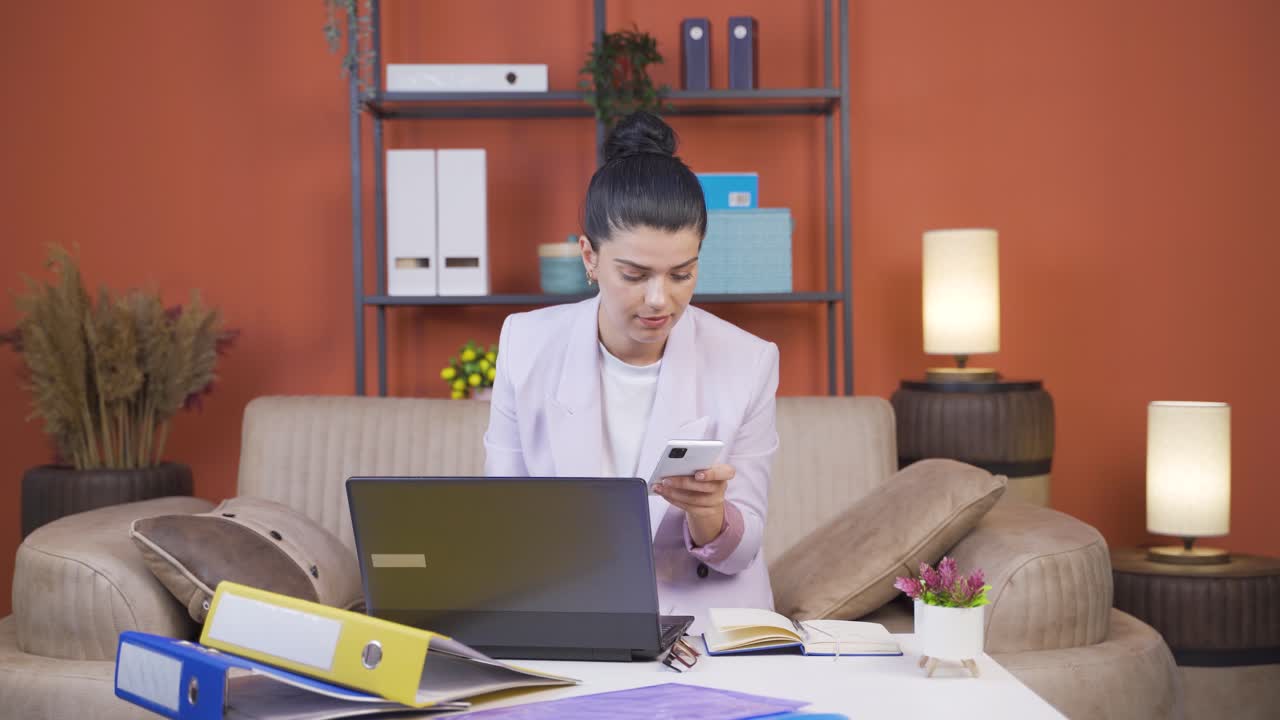 una joven trabajadora de oficina en casa tiene problemas para concentrarse.