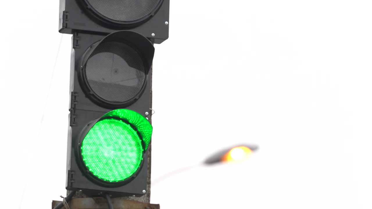 primer plano de un semáforo en la carretera durante el día