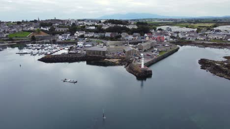 vista aérea del puerto y la ciudad de ardglass en un día nublado, condado de down, irlanda del norte