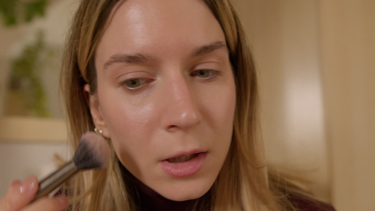 chica maquillándose en casa