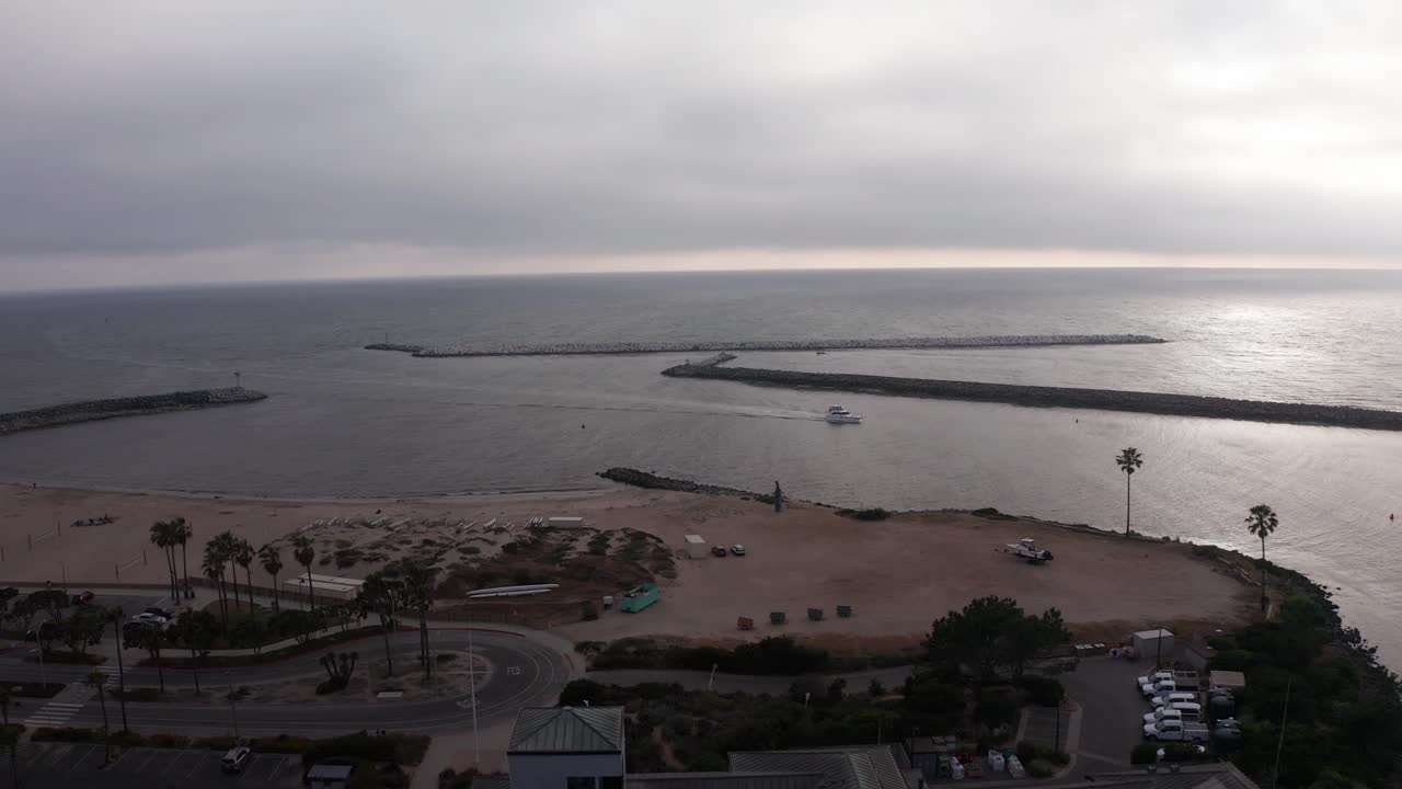 채널 섬 국립 공원 방문자 센터 위를 날아다니는 낮은 공중 촬영, 캘리포니아 벤투라의 바다를 향해