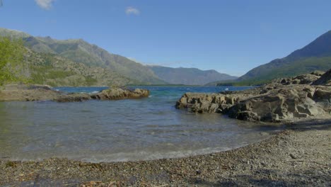 Türkisfarbenes-Raues-Wasser-An-Einem-Windigen-Tag