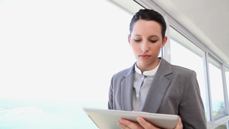 una mujer de negocios usando una tableta