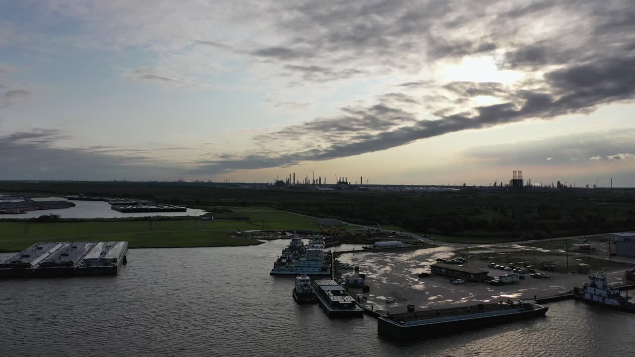 해가 질 때 브리지 시티 텍사스 근처에 정박한 푸시보트