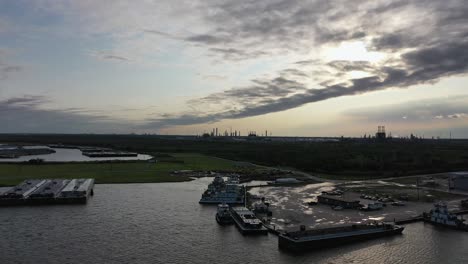 empujar los barcos atracados cerca de bridge city texas mientras se pone el sol