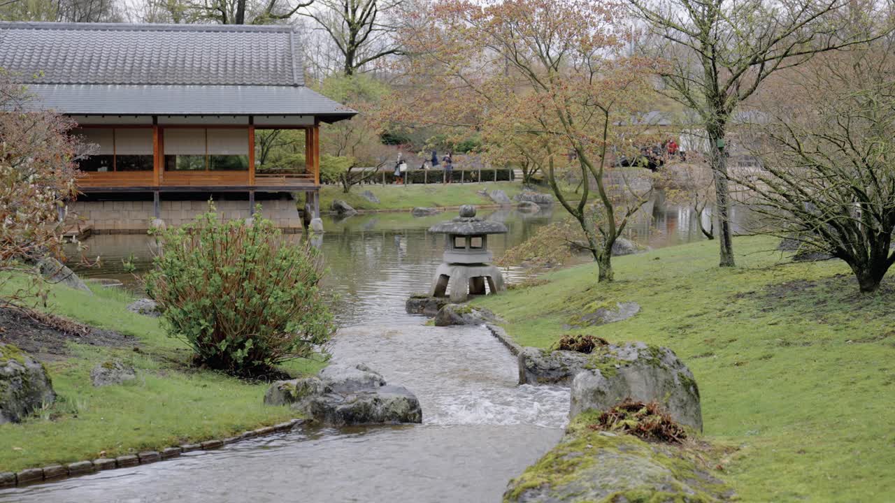 casa de té de ceremonia tradicional en el jardín japonés - gran angular