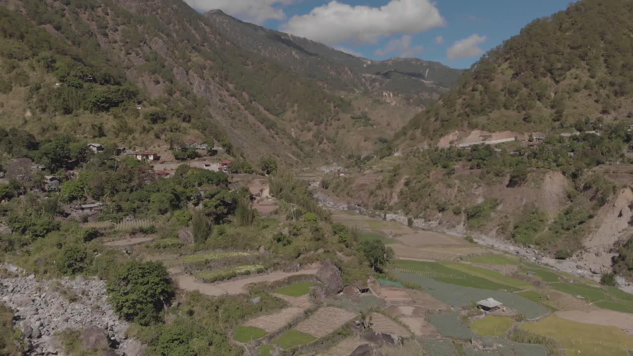 campos de terrazas granjas de arroz vegetal acercándose a un valle montañoso revelador rápido aéreo derecho camiones gran angular revelar en kabayan benguet filipinas