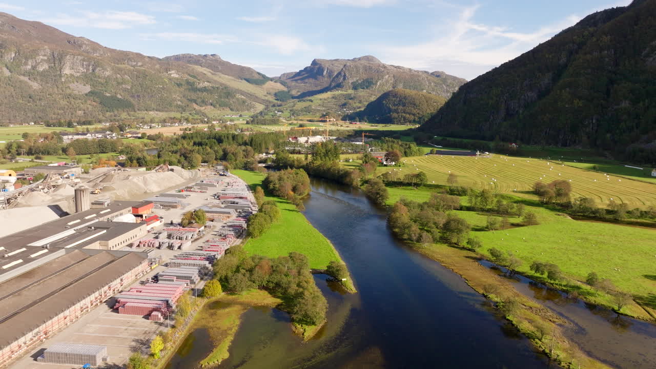 ladrillos de techo de fábrica de arena, aardal, stavanger, temporada de verano, noruega. hacia adelante aéreo