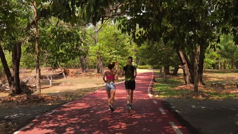 una pareja corriendo en un parque.