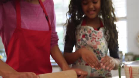 Familia-Haciendo-Galletas-Navideñas-En-Casa