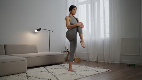 mujer haciendo ejercicios de estiramiento en casa