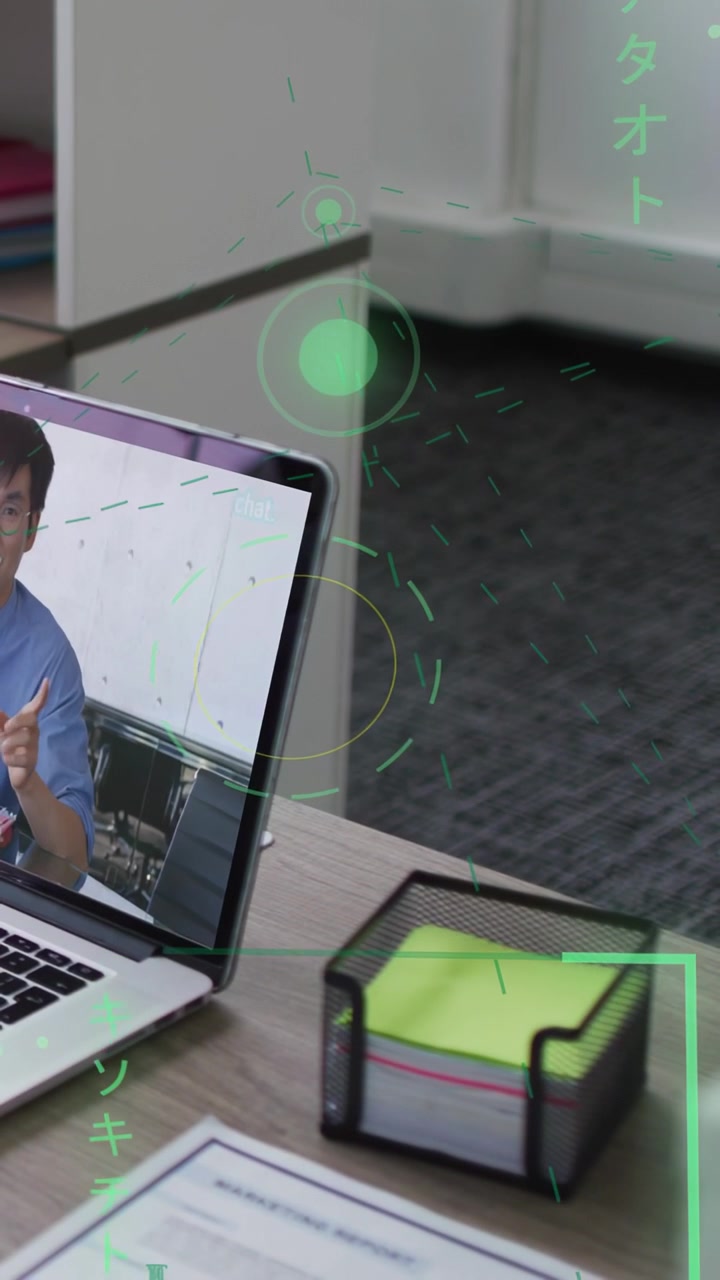 Video verticale: Presentatore con laptop che gesticola mentre un HUD tecnologico si carica, posizionandosi sullo schermo verso note al neon.