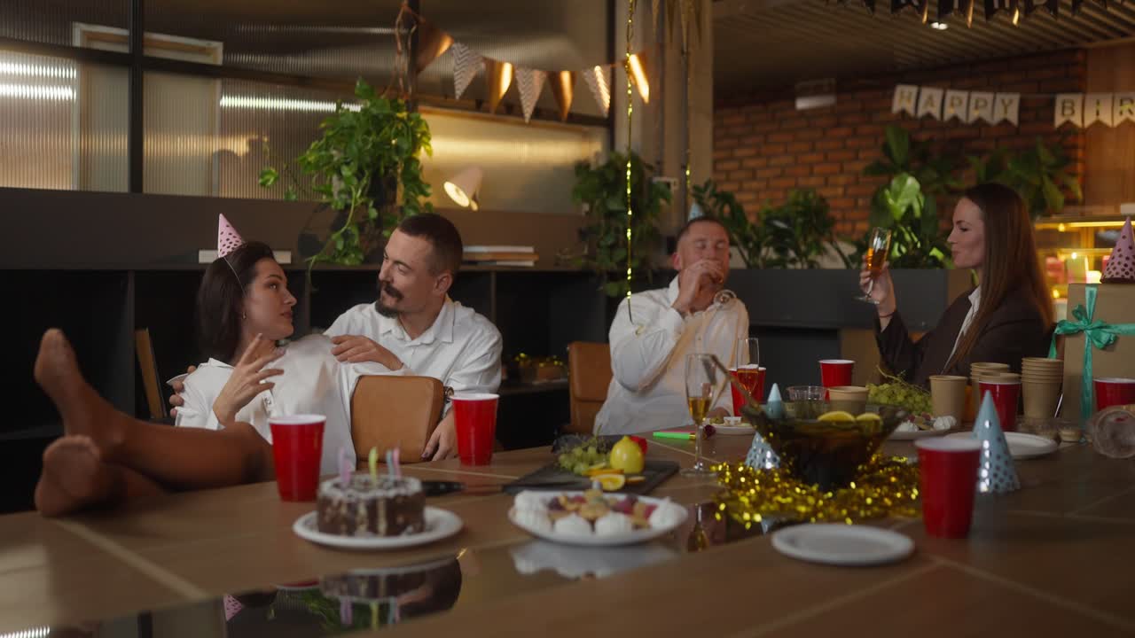 fiesta de cumpleaños en la oficina.