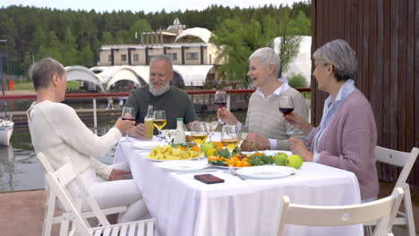 Eine-Gruppe-älterer-Leute-Trinkt