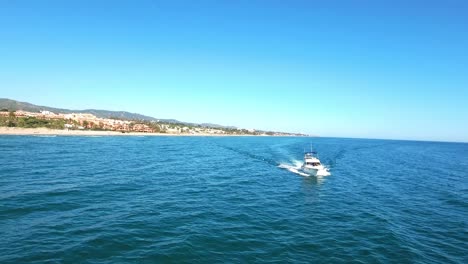 Drone-Siguiendo-Barco-Navegando-Mar-Mediterráneo