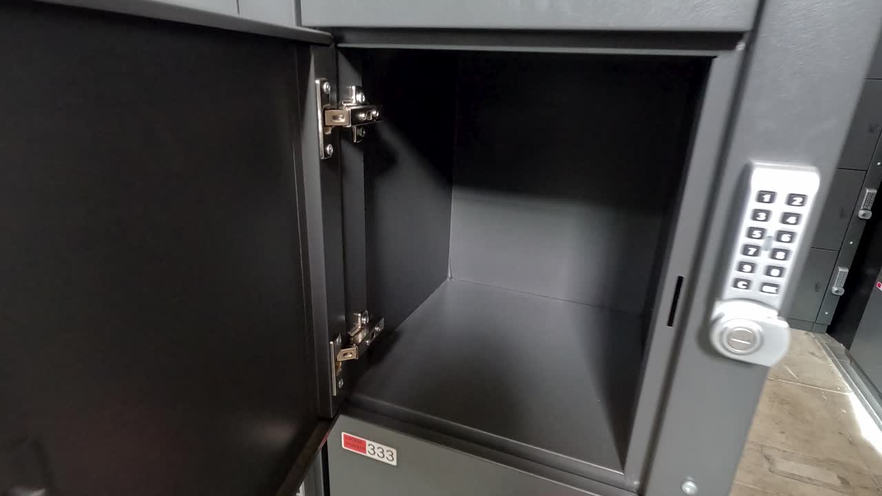 사람이 디지털 로커와 상호 작용합니다.