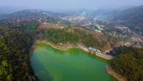 Staudamm-Mit-Unberührtem-See-Am-Rande-Von-Bergwäldern-Luftaufnahmen-Am-Morgen-Video-Wurde-Am-Umiyam-See-Shillong-Meghalaya-Indien-Aufgenommen