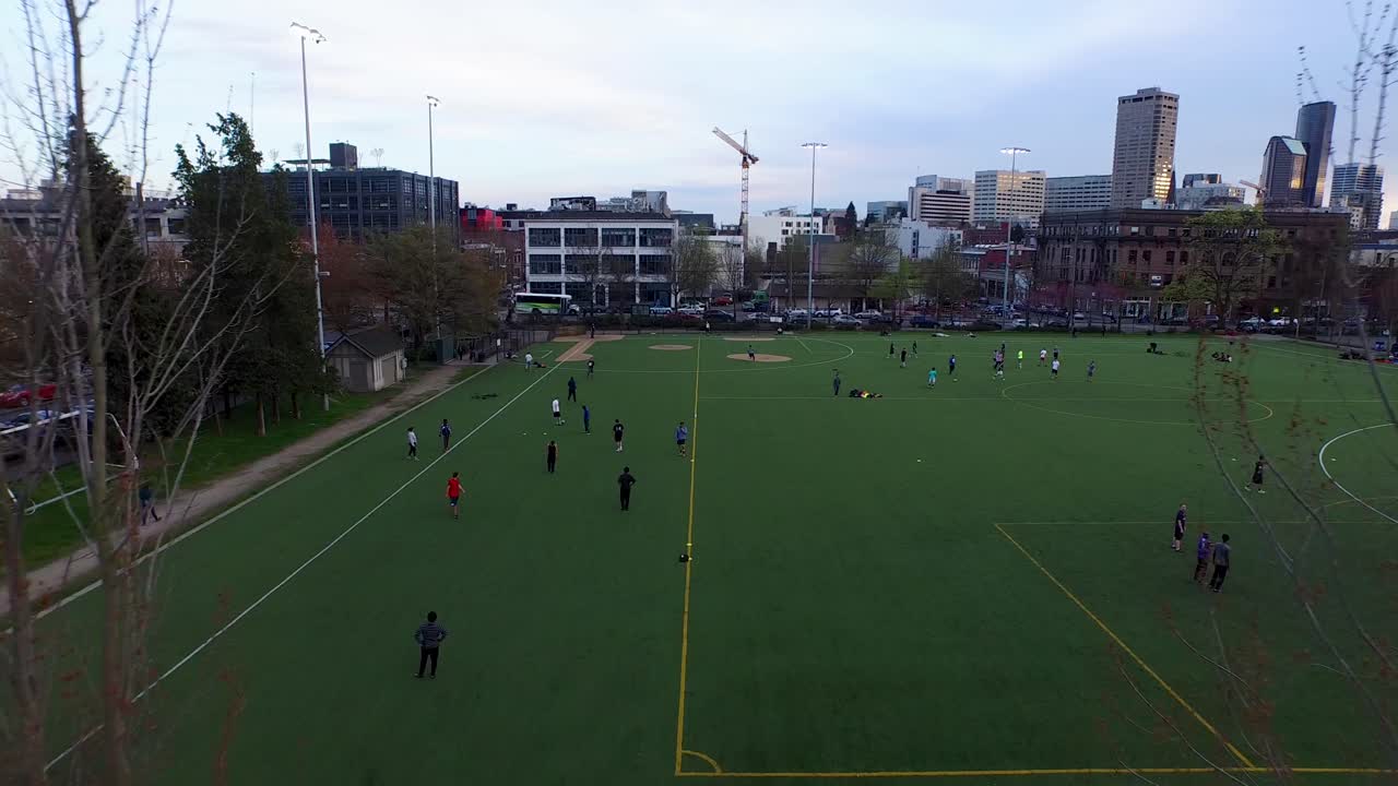 antena de atletas jugando fútbol recreativo en el parque cal anderson en seattle