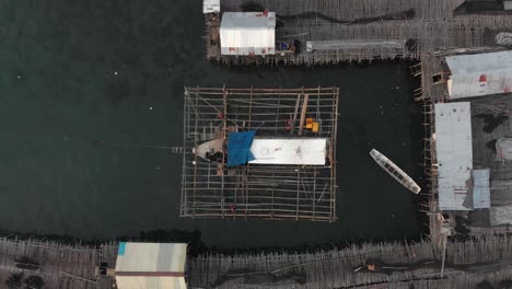 Vista-De-Arriba-Hacia-Abajo-Del-Barco-Pesquero-Local-En-La-Isla-De-Belitung,-Indonesia,-Aérea