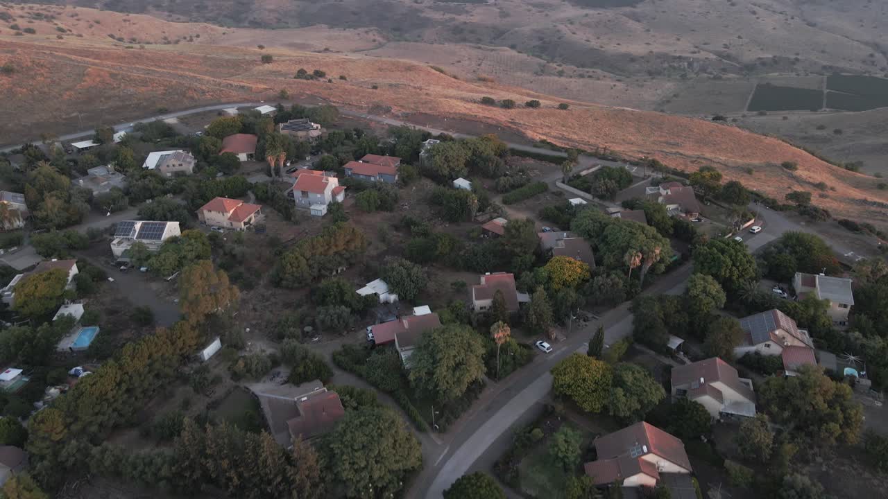 Flygfoto över ett högt beläget bostadsområde på Golanhöjderna, skymning i Israel – tilt, drönarbild
