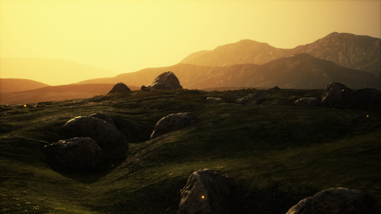 해가 뜨는 동안 초록색 산 계곡