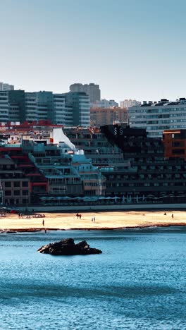 la vista del avión no tripulado captura el paisaje urbano costero de gran canaria, españa