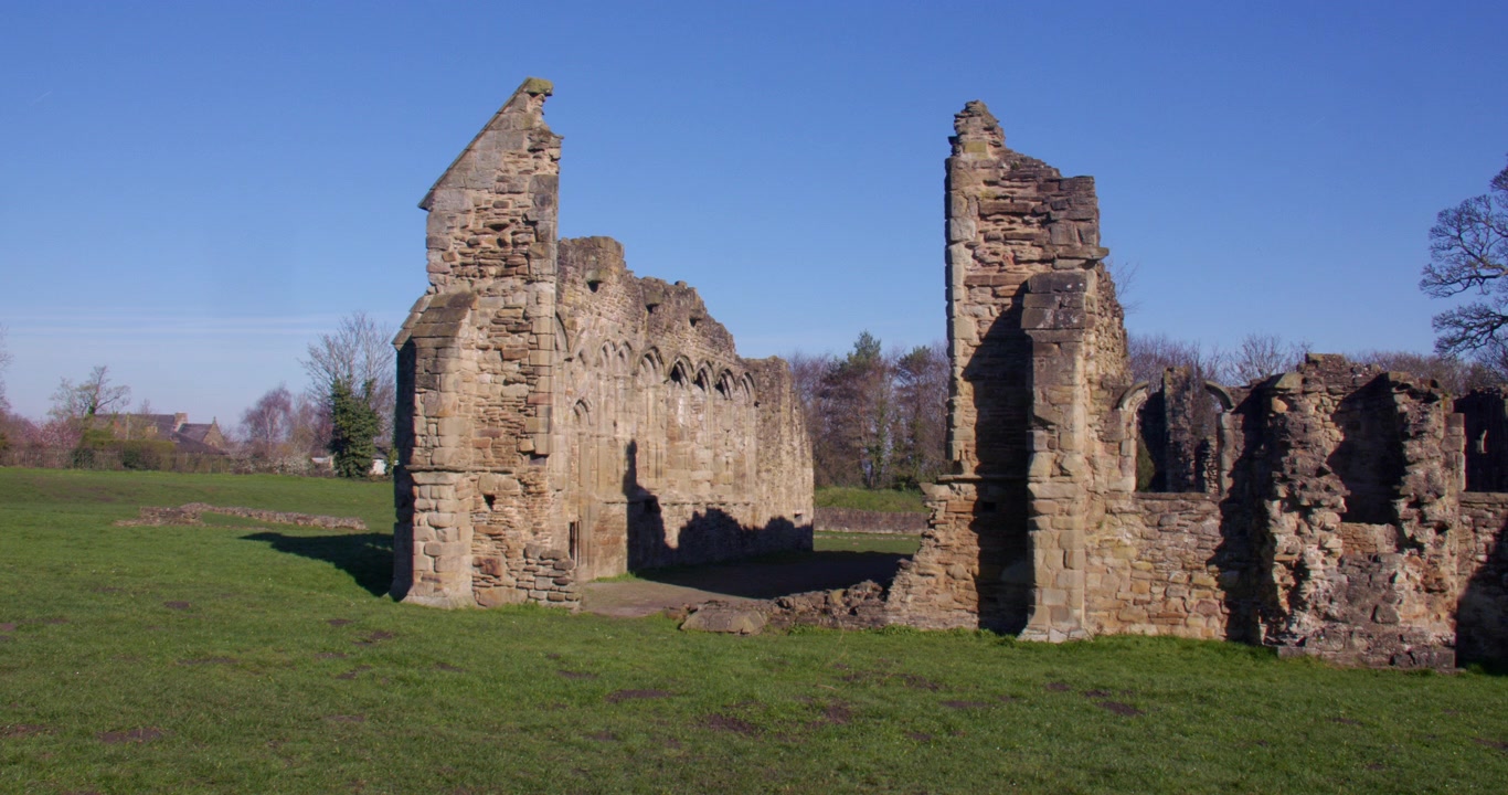 Inquadratura ampia del prospetto lato sud del refettorio dell'Abbazia di Basingwerk