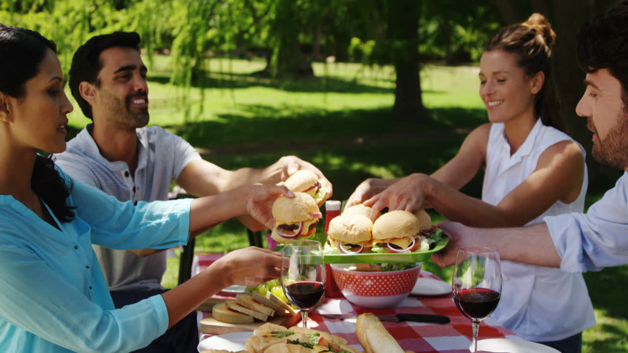 parejas comiendo en el parque