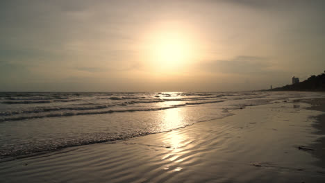 Schöner-Sonnenuntergang-Mit-Meeresstrand