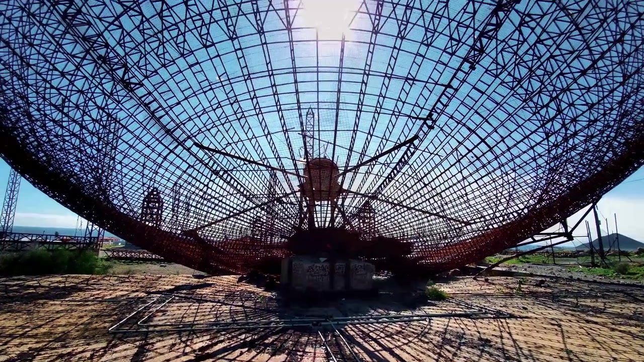 Panoramica verticale dietro una vecchia parabola satellitare