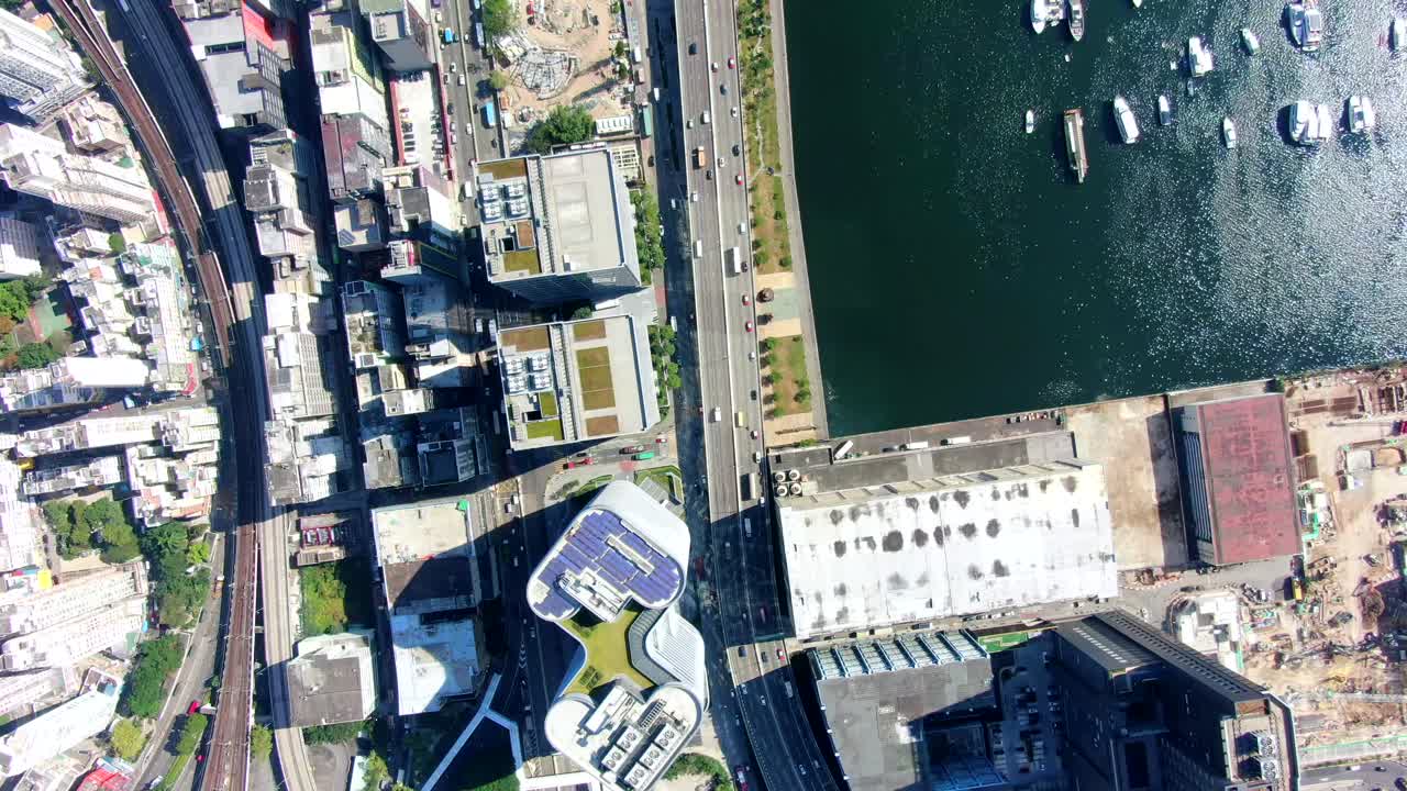 홍콩 시내 구룡 도시 지역, 교통 및 도시 고층 빌딩이 있는 하향식 공중 전망