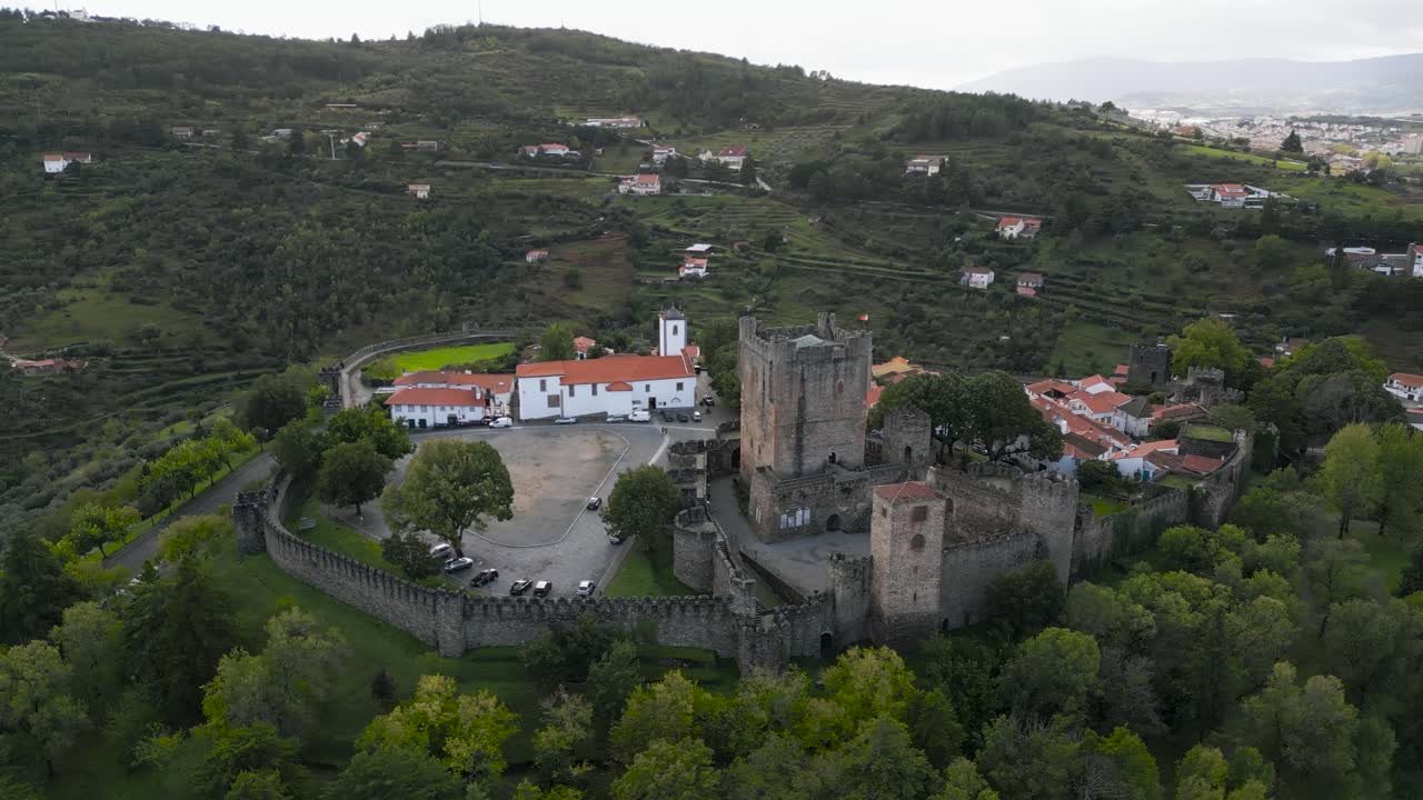 drones en círculos alrededor del castillo medieval en el centro histórico de la ciudad de braganza portugal