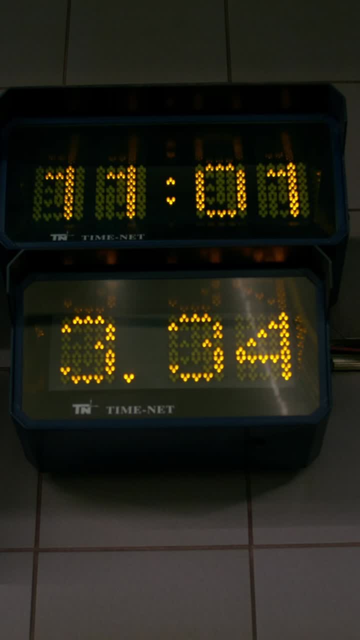 цифровые часы, показывающие время