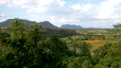 Vista-Del-Valle-De-Viñales-Desde-Un-Auto-En-Movimiento