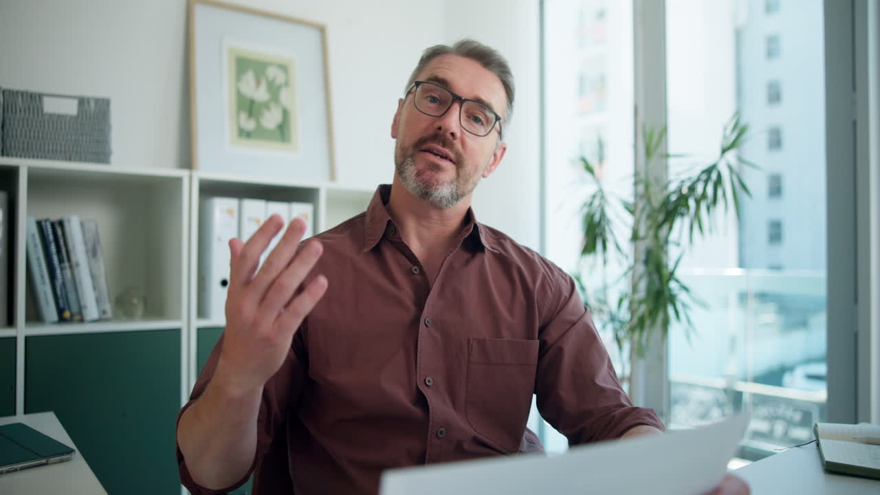 Professionista che parla e gesticola durante una videochiamata