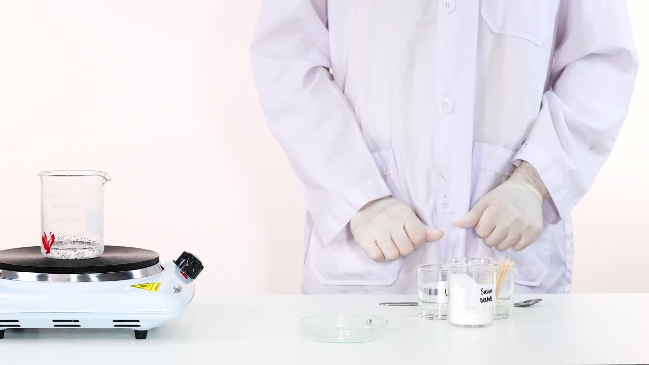 실험실 환경에서 나트 아세테트 결정화를 보여주는