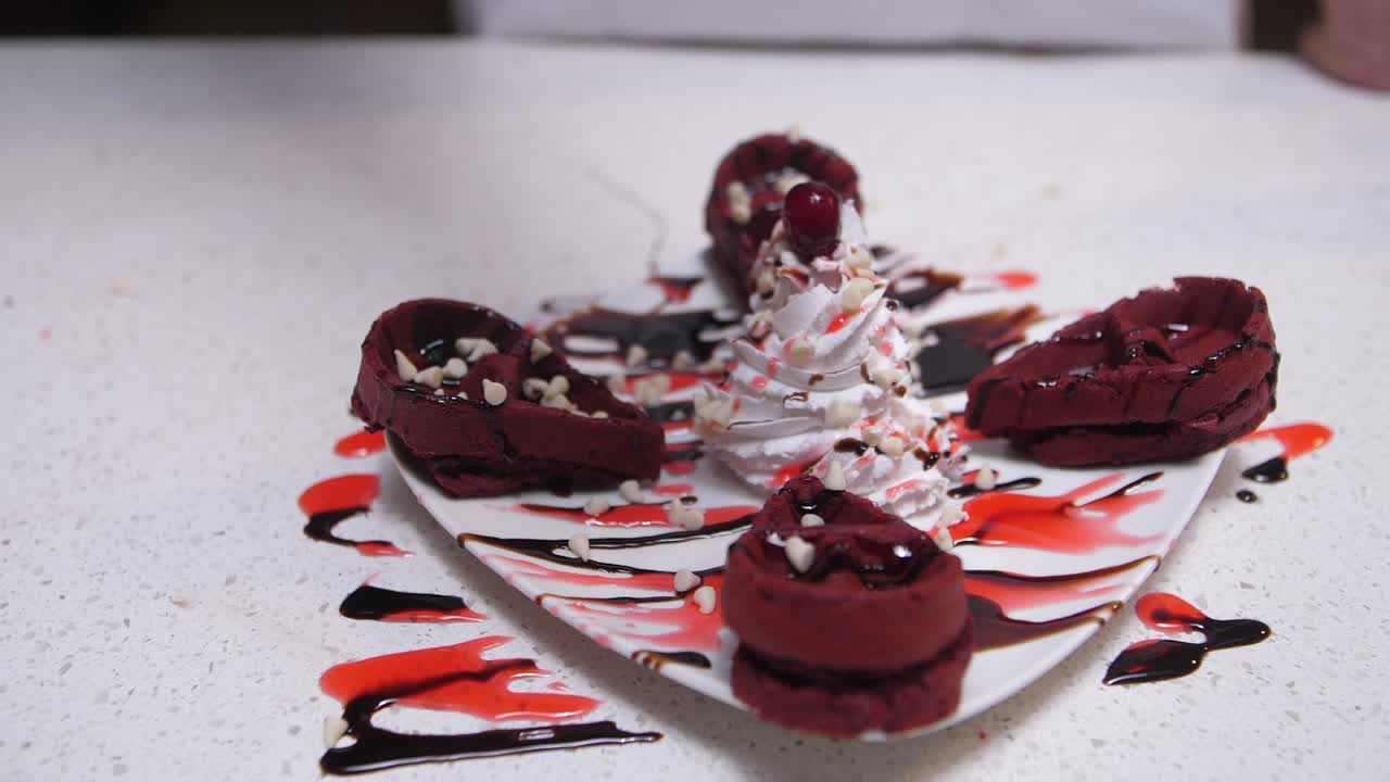 poner chips de chocolate en gofres de terciopelo rojo