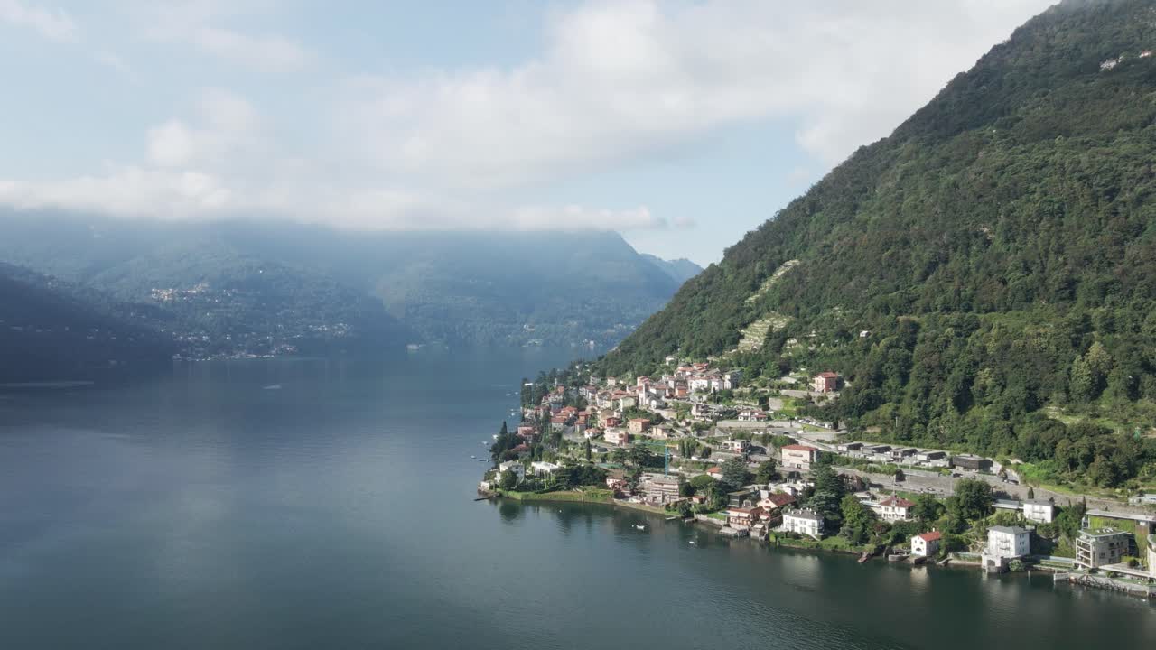 un dron gira en círculos alrededor de una famosa villa en las orillas del lago como en italia
