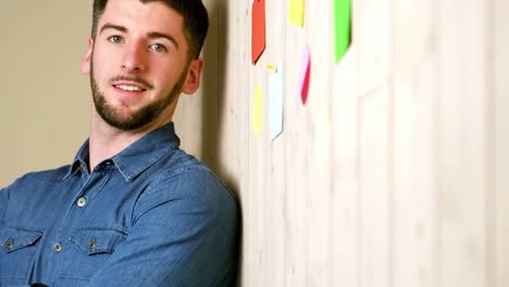 Portrait-of-businessman-standing-with-arms-crossed