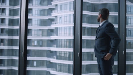 hombre empresario caminando en el edificio corporativo