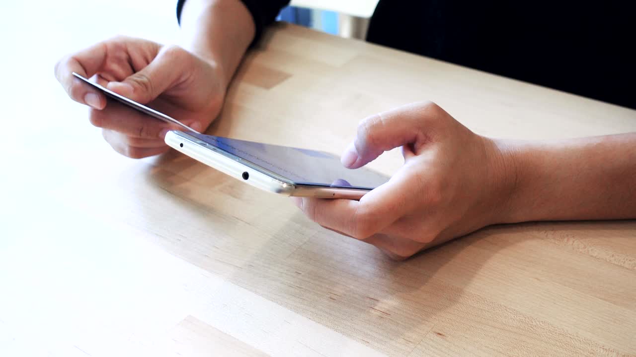 compras en línea. mujeres con tarjetas de crédito o débito compran en internet por teléfono inteligente, 4k