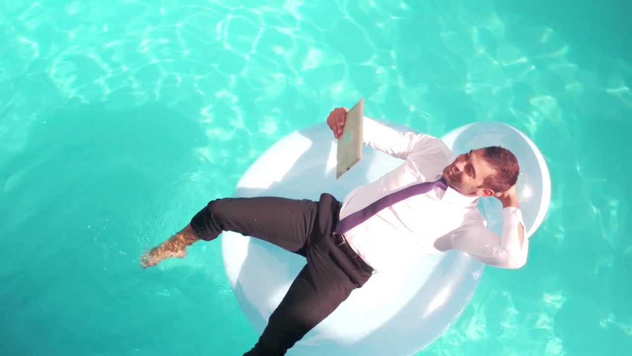 태블릿 pc 를 사용하는 사업가