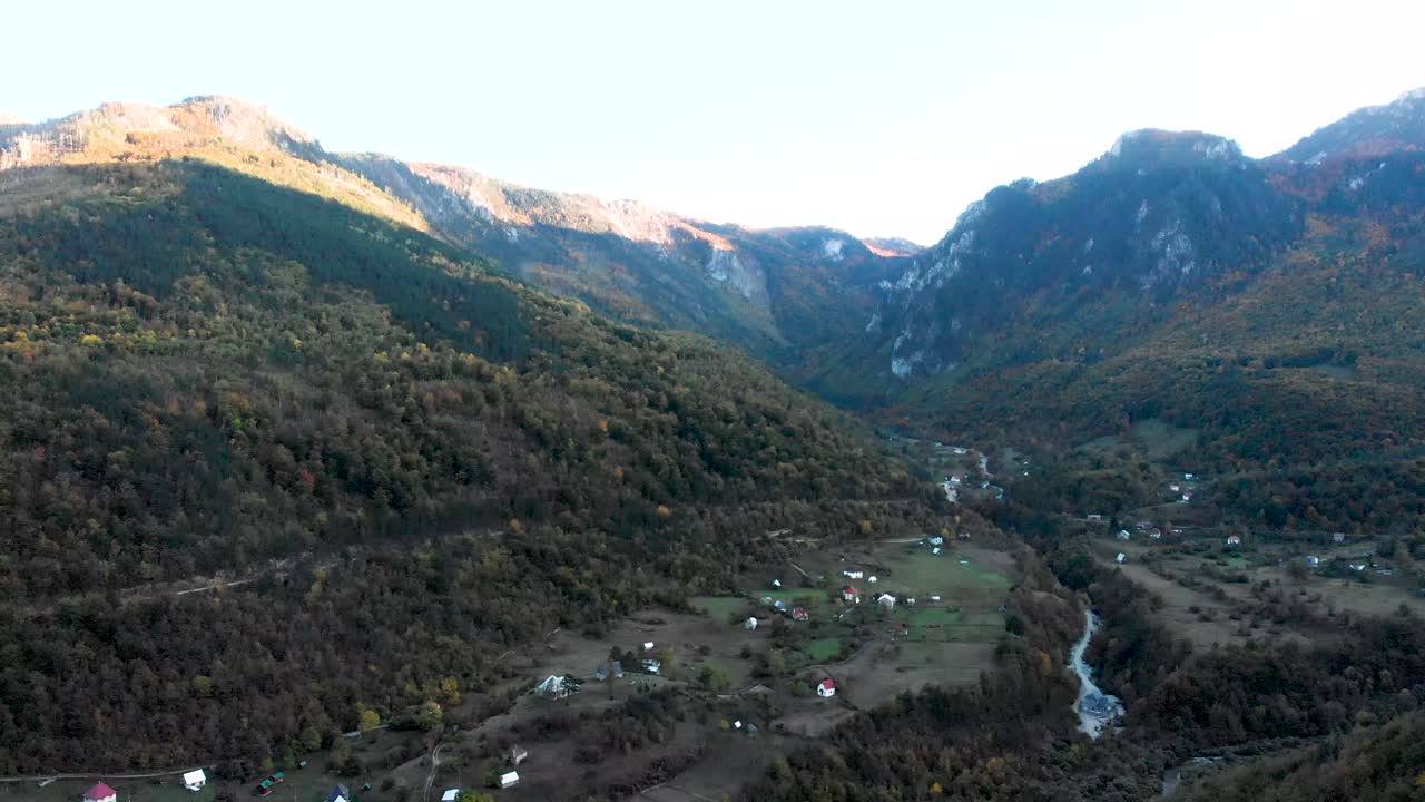 vista aérea del cañón de tara en la temporada de otoño cuando se pone el sol durante el valle